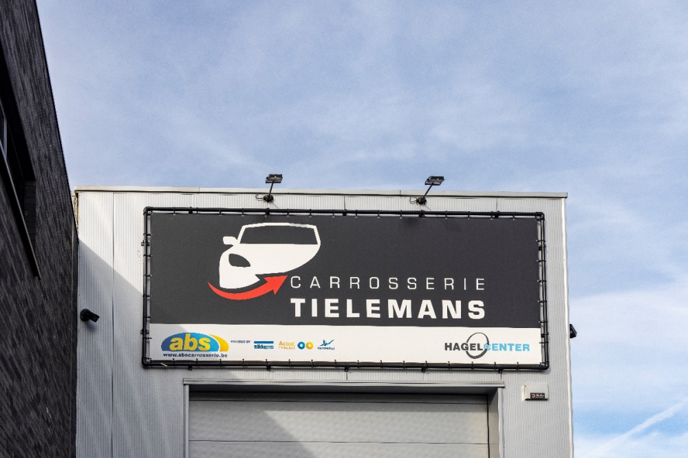 Aankleding bedrijfsgebouw Carrosserie Tielemans