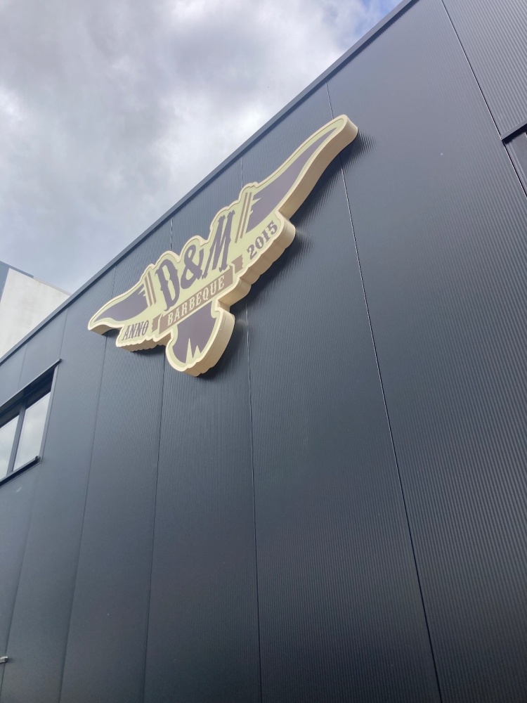 Verlichte gevelreclame D&M bbq
