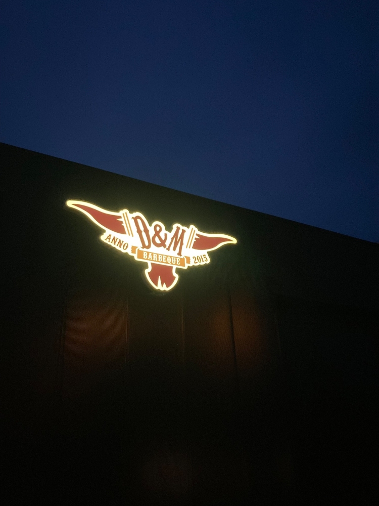 Verlichte gevelreclame D&M bbq