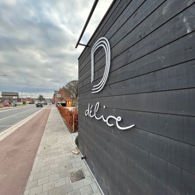 3D letters met reclameverlichting voor restaurant Delice