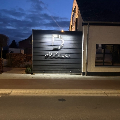 3D letters met reclameverlichting voor restaurant Delice