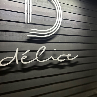 3D letters met reclameverlichting voor restaurant Delice