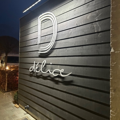 3D letters met reclameverlichting voor restaurant Delice