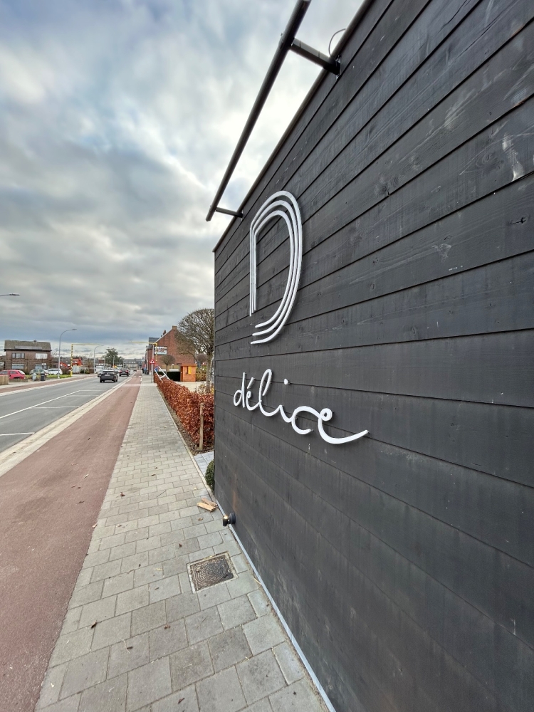 3D letters met reclameverlichting voor restaurant Delice
