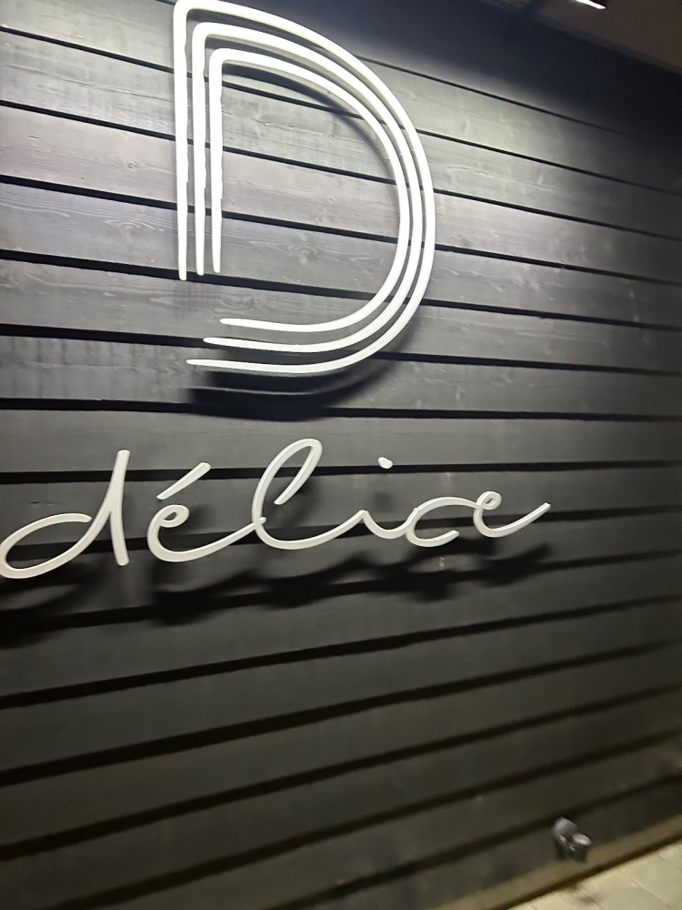 3D letters met reclameverlichting voor restaurant Delice