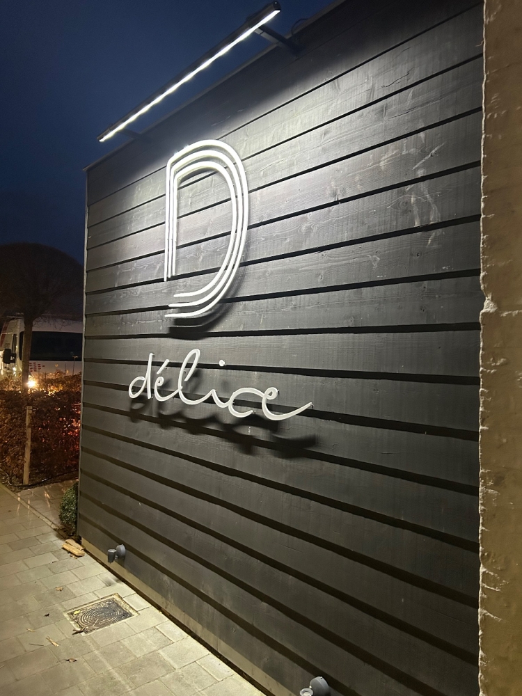 3D letters met reclameverlichting voor restaurant Delice